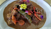 Brongkos sedap racikan Chef Vindex ini ternyata makin istimewa jika dimasak dengan daging Australia. Teksurnya jadi super empuk dan bumbunya meresap sempurna.  Foto: detikFood
