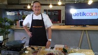 Nah yang seru juga hadir dari Chef Chandra Yudasswara yang selalu tersenyum sepanjang acara memasak. Ia menunjukkan resep semur daging andalannya yang tak lain adalah makanan favorit sejak ia masih kecil. Foto: detikFood