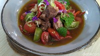 Pindang daging dengan kuah asam segar ini diracik menggunakan daging sapi bagian brisket atau sandung lamur. Lemak pada daging ini membuat pindang daging jadi lebih gurih. Foto: detikFood