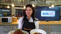 Setelah deretan chef tampan, ada juga chef cantik Vania Wibisono yang membawakan resep spaghetti dengan meatball. Menu simpel ini bisa dicontoh di rumah.  Foto: detikFood
