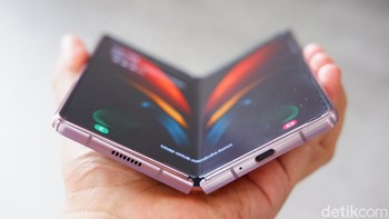 Posisi port USB type C berada di bagian bawah ponsel ini. Meski tidak ada port jack audio 3,5 mm bukan permasalah bagi sultan, mereka bisa mengenakan earphone TWS mahal. Foto: Adi Fida Rahman/detikINET