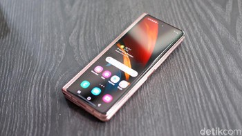 Layar Galaxy Z Fold 2 6,2 inch meningkat dari sebelumnya 4,6 inch. Foto: Adi Fida Rahman/detikINET
