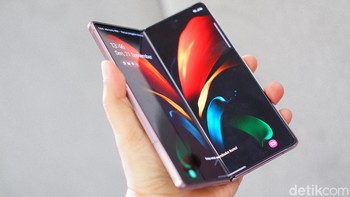 Samsung Galaxy Fold 2 sekilas terlihat sama seperti pendahulunya. Tapi ponsel layar lipat ini mengusung layar eksternal dan internal yang lebih penuh dibandingkan Galaxy Z Fold generasi pertama. Foto: Adi Fida Rahman/detikINET