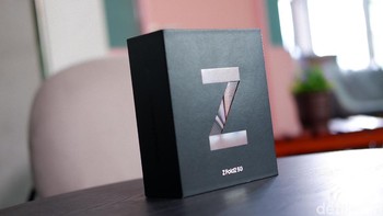 Kemewahan Galaxy Z Fold 2 sudah terasa dari kotak kemasannya. Foto: Adi Fida Rahman/detikINET