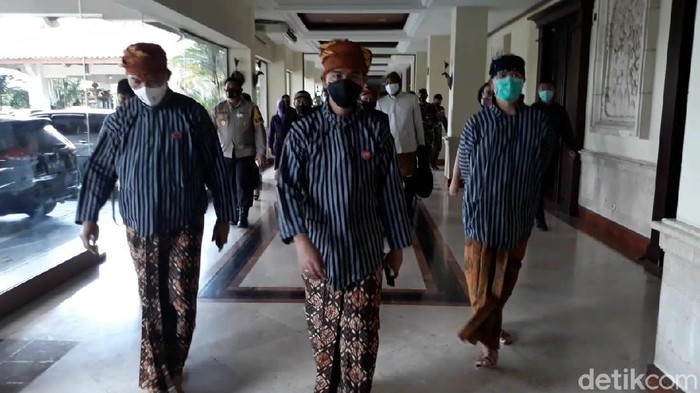 Gibran Rakabuming Raka-Teguh Prakosa saat menghadiri ikrar kampanye damai di Pilkada Solo 2020, di The Sunan Hotel, Solo, Sabtu (26/9/2020)