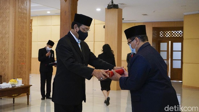 Gubernur DIY Sri Sultan Hamengku Buwono (HB) X melantik Pjs Bupati Bantul Budi Wibowo. Budi sebelumnya menjabat sebagai  Staf Ahli Gubernur Bidang Ekonomi dan Pembangunan.