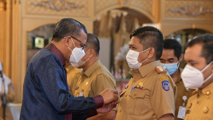 Gubernur Sulsel Nurdin Abdullah mengukuhkan Kepala Diskominfo Sulsel, Amson Padolo sebagai Pjs Bupati Toraja Utara