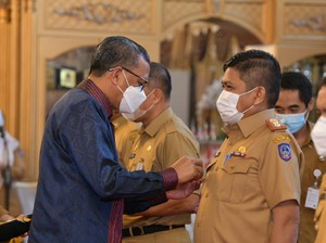 Gubernur Sulsel Kukuhkan 7 Pjs Bupati, Ingatkan Tangani COVID-Tak Ganggu APBD