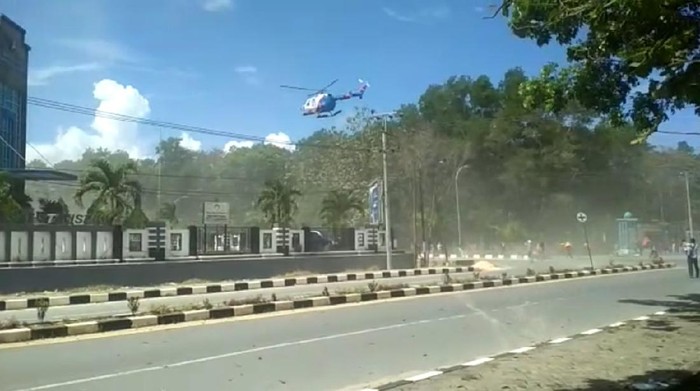 Helikopter Polda Sultra terbang rendah di atas massa aksi setahun tewasnya Randy