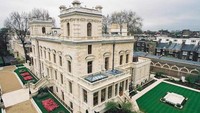 Kensington Palace Gardens, London. Pemiliknya adalah Lakshmi Mittal yang merupakan pengusaha baja tersohor. Dia membangun rumah ini seharga US$ 222 juta. Rumah ini memiliki keamanan ketat dan berada di samping kedutaan Israel dan rumah Roman Abramovic.