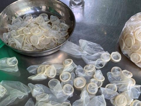 Kondom bekas pakai yang didaur ulang dan dijual lagi.