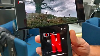 Atau menonton video Netflix. Foto: istimewa