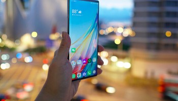 LG Wing dalam keadaan tertutup tampak seperti ponsel Android pada umumnya. Foto: istimewa