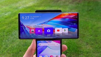 LG Wing tergolong ponsel yang belum lama diluncurkan. Keanehannya adalah ia punya layar kedua yang dapat berotasi sehingga bisa dioperasikan seperti di foto ini. Foto: Unwired View