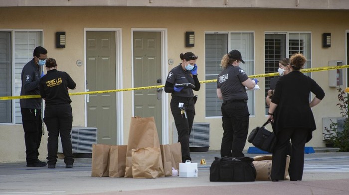 Investigators bag evidence in front of Hotel Miramar in San Clemente, Calif., Wednesday, Sept. 23, 2020, where Orange County sheriffs deputies shot and killed a Black man after he allegedly tried to grab one of their guns during a struggle, authorities said. (Mindy Schauer/The Orange County Register via AP)