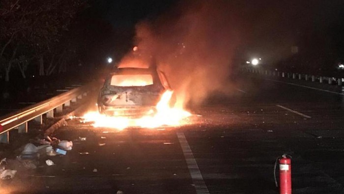 mobil terbakar di tol