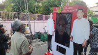 Terlihat tim Gibran berjumlah kurang dari 10 orang hadir di tengah kampung membawa kotak kampanye virtual. Kotak ini dilengkapi televisi, kamera, mikrofon dan roda untuk berkeliling.