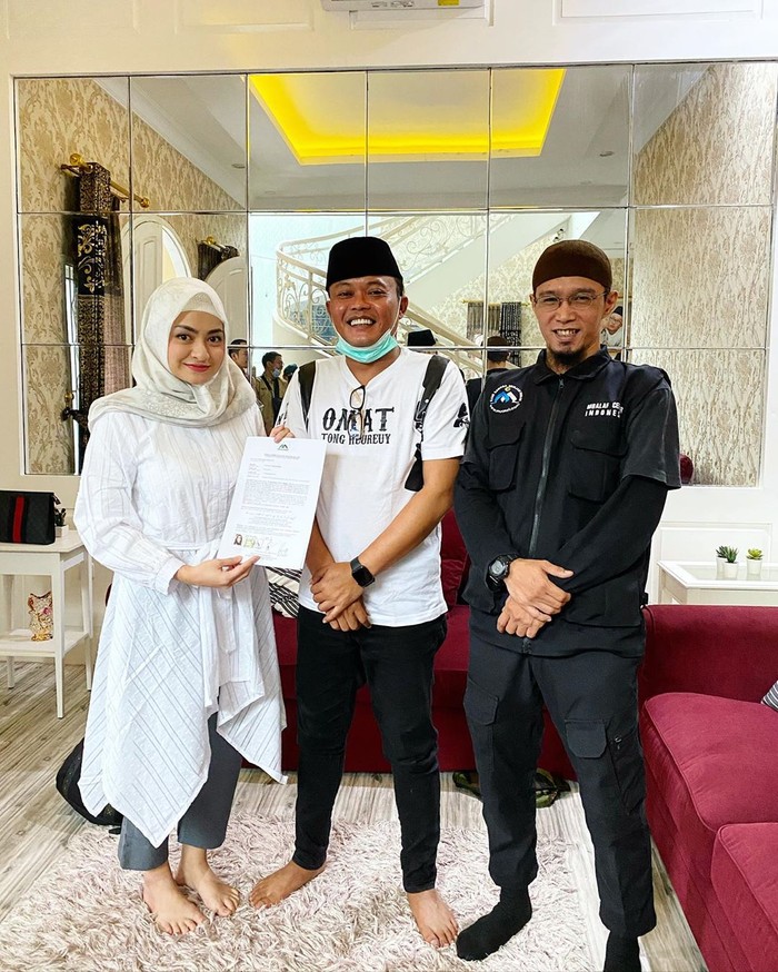 Nathalie Holscher yang Dijodohkan dengan Sule Kini Pakai Hijab Nathalie Holscher yang Dijodohkan dengan Sule Kini Pakai Hijab