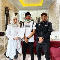 Sebelum menikah, Sule dan Nathalie diketahui telah berpacaran terlebih dahulu. Pada 22 September 2020, Nathalie memutuskan untuk mualaf dengan ditemani oleh Sule yang kala itu masih berstatus kekasihnya. Foto: Nathalie Holscher/ Instagram