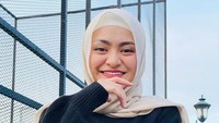 Hari ini, Nathalie Holscher posting foto perdana mengenakan hijab. Cantik banget!  Foto: Nathalie Holscher/ Instagram