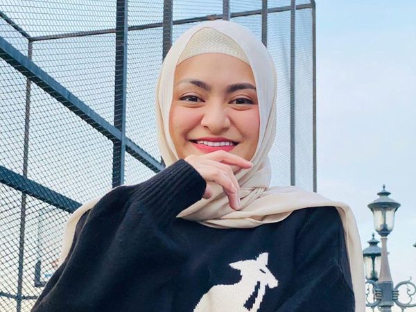 Cantik Banget! Natahlie Holscher yang Baru Mualaf Kini Pakai Hijab