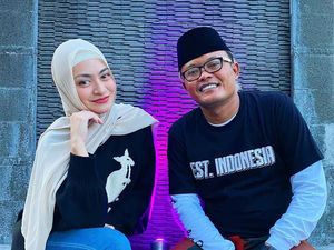 Nathalie Holscher Unggah Foto Berhijab, Sule Berikan Bunga Mawar