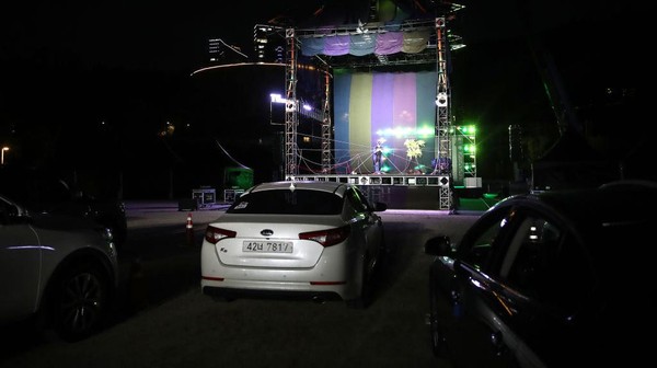 Festival tahunan gratis ini berlangsung hingga 11 Oktober dengan reservasi drive-in akibat pandemi COVID-19. Chung Sung-Jun/Getty Images Festival tahunan gratis ini berlangsung hingga 11 Oktober dengan reservasi drive-in akibat pandemi COVID-19. Chung Sung-Jun/Getty Images