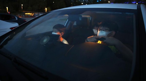 Pemerintah kota Seoul mengeluarkan perintah yang melarang pertemuan lebih dari sepuluh orang, sebagai tindakan pencegahan terhadap pandemi virus Corona. Chung Sung-Jun/Getty Images Pemerintah kota Seoul mengeluarkan perintah yang melarang pertemuan lebih dari sepuluh orang, sebagai tindakan pencegahan terhadap pandemi virus Corona. Chung Sung-Jun/Getty Images