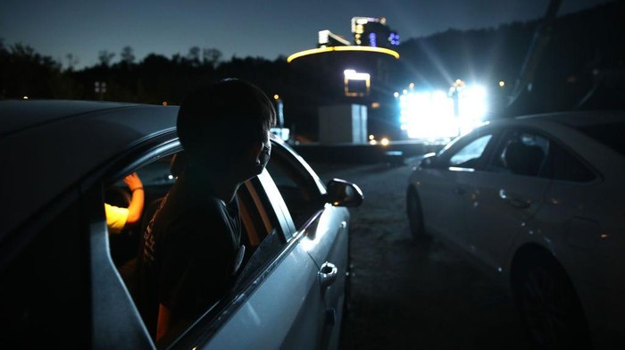 Nonton Sirkus Drive-In Jadi Wisata Akhir Pekan di Korsel Menonton sirkus di Seoul, Korea Selatan, kini harus dilakukan secara drive-in akibat pandemi COVID-19. Sirkus ini bisa dijadikan hiburan di akhir pekan.