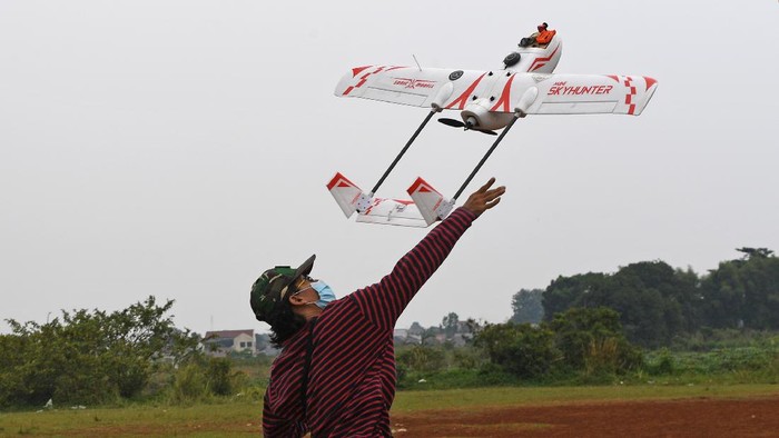 OLAH RAGA REKREASI AEROMODELLING Anggota Nomad Aeromodelling Club (NAC) bersiap menerbangkan miniatur pesawat menggunakan remot kontrol di Depok, Jawa Barat, Sabtu (26/9/2020). Anggota komunitas aeromodelling yang berdiri pada tahun 2012 tersebut membuat pesawat sendiri berbahan polyfoam hingga karbon untuk diterbangkan sebagai sarana olah raga rekreasi serta edukasi tentang kedirgantaraan. ANTARA FOTO/Wahyu Putro A/wsj.