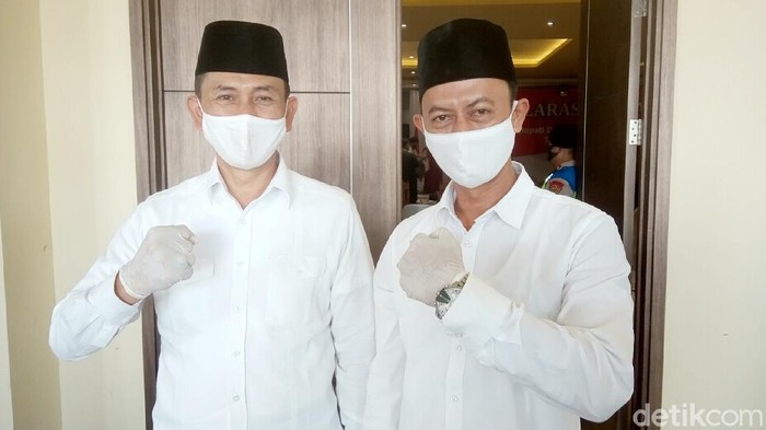 Paslon Cabup-cawabup Purworejo Kuswanto dan Kusnomo saat menghadiri acara Deklarasi Damai Pilbup dan Wabup Purworejo 2020 di Ganecha Convention Hall, Purworejo, Sabtu (26/9/2020)