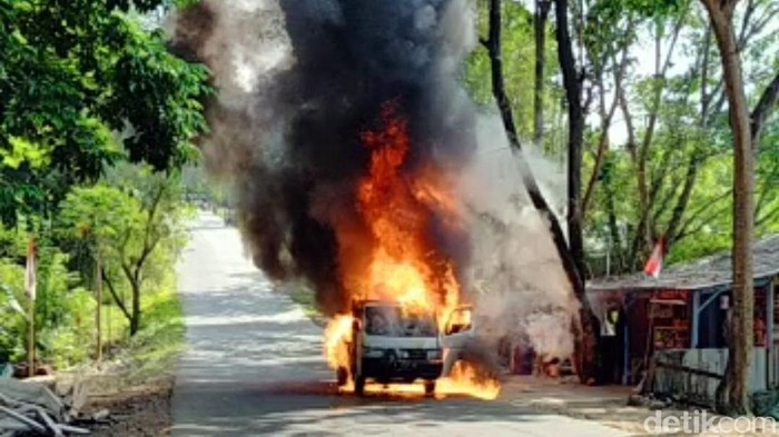 Mobil pikap terbakar di Jalan Raya Jenderal Sudirman, Kecamatan Palabuhanratu, Kabupaten Sukabumi, Sabtu (26/9/2020). Tiga orang yang berada di dalam kendaraan selamat.