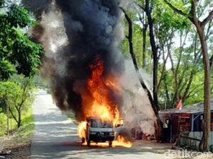 Pikap Terbakar di Palabuhanratu Sukabumi