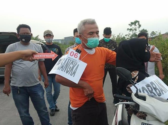 Tersangka FP yang merupakan suami siri Fitri Yanti mempergarakan adegan sebelum membunuh Fitri Yanti. Fitri Yanti ditemukan tewas dalam kondisi leher tergorok di dalam parit.