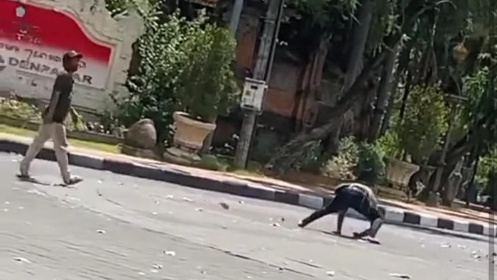 Pria ngamuk di depan Pemkot Denpasar