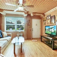 Jika kamu perhatikan, kaleng-kaleng bir yang digunakan terdiri dari berbagai macam logo dan merek. Jika kamu merasa bosan melihat ruangan yang dipenuhi kaleng bir, maka kamu bisa pergi ke kamar mandi di rumah ini. Hanya bagian kamar mandi saja yang bagian dinding serta langit-langitnya tidak dipenuhi kaleng bir. Foto: Kearney & Associates Realty