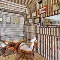 Seperti dikutip dari Today, kaleng-kaleng bir yang menghiasi bagian dalam rumah itu seluruhnya adalah kaleng bekas bir yang telah diminum oleh Michael. Michael kemudian mencucinya dan menempelkannya di dinding serta langit-langit rumahnya. Foto: Kearney & Associates Realty