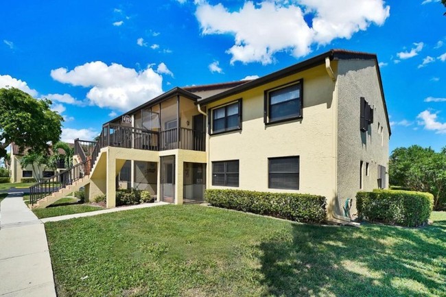 Salah satu rumah yang terletak di Florida, Amerika Serikat ini memiliki desain bagian dalam yang unik. Jika dari luarnya tampak normal, maka kamu mungkin akan sedikit terkejut ketika melihat bagian dalamnya. Foto: Kearney & Associates Realty