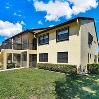 Salah satu rumah yang terletak di Florida, Amerika Serikat ini memiliki desain bagian dalam yang unik. Jika dari luarnya tampak normal, maka kamu mungkin akan sedikit terkejut ketika melihat bagian dalamnya. Foto: Kearney & Associates Realty