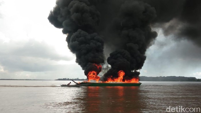 Sebuah perahu dompeng di Kaltim terbakar Jumat (25/9) sore, diduga karena korsleting listrik