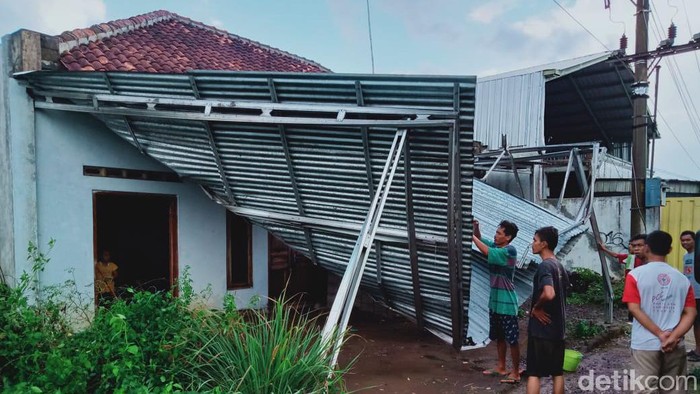 Sejumlah warung hingga baliho di Klaten rusak akibat hujan disertai angin kencang, Sabtu (26/9/2020)