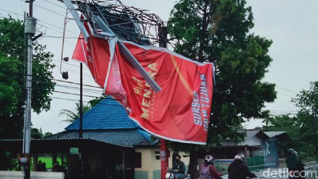 Sejumlah warung hingga baliho di Klaten rusak akibat hujan disertai angin kencang, Sabtu (26/9/2020)