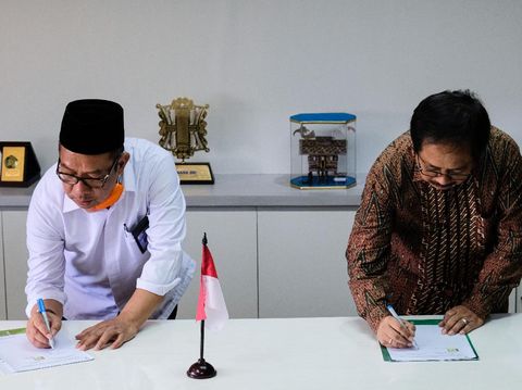 Mempermudah dalam pelaksanaan pembelajaran jarak jauh, Smartfren bekerjasama dengan Direktorat Jenderal Pendidikan, Kementerian Agama (Kemenag), memberikan kartu perdana gratis untuk madrasah.