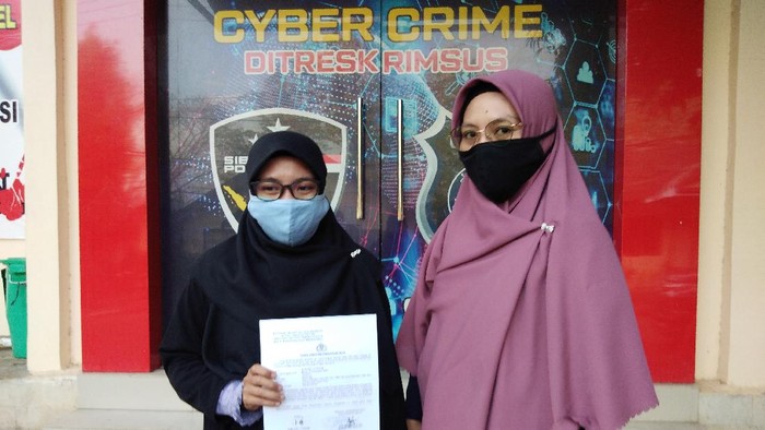 Staf pelayanan hukum LBH Apik Sulawesi Selatan, Nurhikmah Kasmar dan Andi Fajri Wahyuningsi