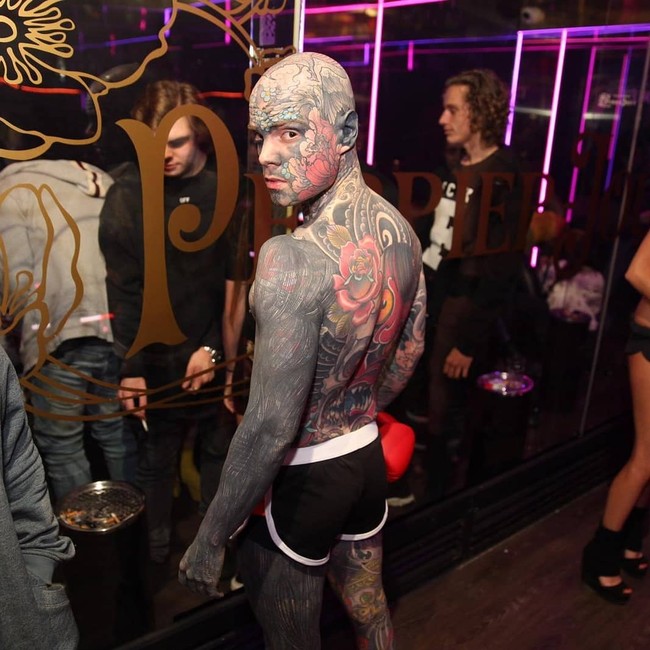 Sylvain sendiri telah menghabiskan hampir €60,000 atau sekitar Rp 1 miliar untuk menggambar tubuhnya, termasuk di bola mata. Ia mentato bola mata sehingga sebagian besar matanya terlihat berwarna hitam. Diakui Sylvain jika tato itu adalah yang paling sakit. Foto: Instagram @freakyhoody