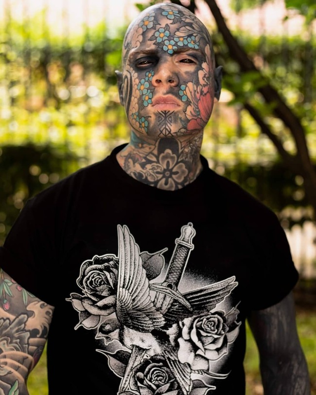 Imej guru tidak menghalangi seorang guru di Prancis bernama Sylvain untuk mengekspresikan dirinya melalui tato. Sayangnya tatonya malah mendatangkan masalah baginya karena pria bernama Sylvain tersebut diprotes oleh sejumlah orangtua murid TK. Foto: Instagram @freakyhoody