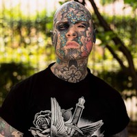 Imej guru tidak menghalangi seorang guru di Prancis bernama Sylvain untuk mengekspresikan dirinya melalui tato. Sayangnya tatonya malah mendatangkan masalah baginya karena pria bernama Sylvain tersebut diprotes oleh sejumlah orangtua murid TK. Foto: Instagram @freakyhoody