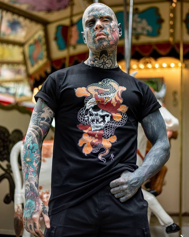 Dikatakan jika sejumlah orangtua yang mengajukan komplain setelah melihat penampilan Sylvain. Padahal kebanyakan dari mereka bukan orangtua murid yang diajarnya. Penampilanku menjadi masalah untuk sebagian orang tapi sangat sedikit, seperti satu dari 1000 orangtua, dan mereka adalah orangtua dari anak-anak yang tidak ada di kelasku. Tapi dengan orangtua anak-anak di kelasku, semuanya berjalan baik, ungkap Sylvain. Foto: Instagram @freakyhoody