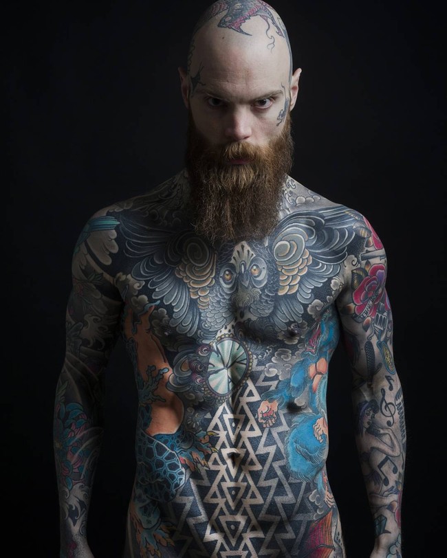 Adanya komplain membuat Sylvain kini tidak lagi diperbolehkan mengajar di TK karena dewan sekolah tidak ingin berurusan dengan para orangtua. Sylvain pun merasa kesal karena menganggap tatonya tidak berdampak pada kemampuannya mengajar dan dia selalu berusaha melakukan yang terbaik sebagai guru. Foto: Instagram @freakyhoody