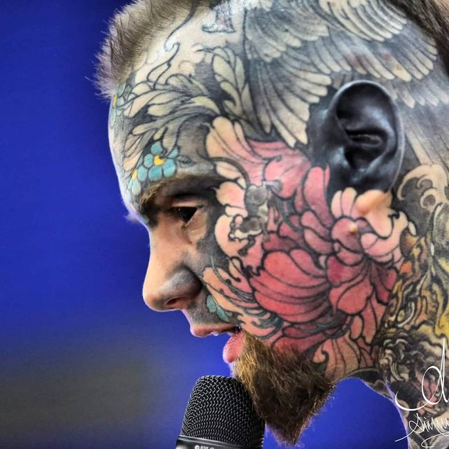 Baru-baru ini pria 35 tahun itu berbicara mengenai profesinya. Ia mengeluh terancam kehilangan pekerjaan hanya karena penampilannya. Dalam wawancara dengan stasiun televisi BFM TV, Sylvain mengungkap bahwa para atasan telah meminta agar dia tidak lagi mengajar anak-anak TK. Foto: Instagram @freakyhoody